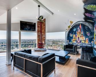 Charming Whittier Home w/ Views: 17 Mi to LA - Whittier - Living room