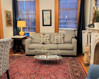 Special! One of VRBO's Most Popular!! L@@K 1.5 miles to center of Attractions! - Boston - Living room