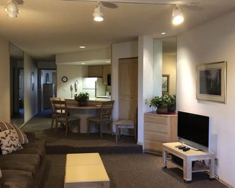 Powderhorn Ski Resort Luxury Condo. Slopeside, 100 yards to lifts! - Mesa - Sala de estar