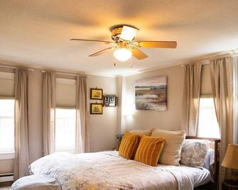 Charming Historic Lake's Region Retreat - Meredith - Bedroom
