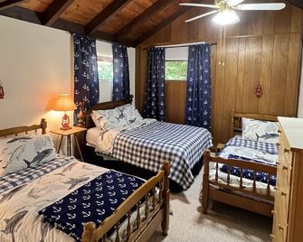 Lakefront/Private Cove, Hot Tub, Boats, Woods, & 3 Beaches - Montross - Bedroom