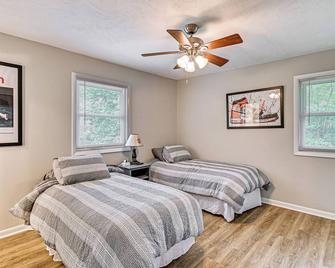 Pinehurst Home with Deck Less Than 2 Mi to Golf Course! - Pinehurst - Makuuhuone