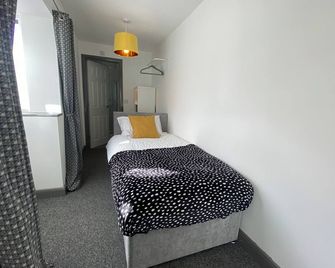 Private Ensuite Rooms with Kitchen - Ideal for Work & Travel - Swadlincote - Bedroom