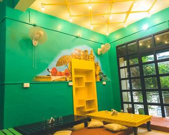 On The Ghat By Howdy Hostels - Varanasi - Lounge