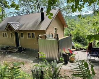 A Cabin in the Woods - Chehalis - Building