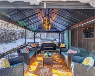 North Salt Lake Escape w/ Hot Tub and Claw foot Soaking Tub - Bountiful - Lounge