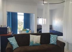 Db Tower Vacation Rental - Belize City - Living room