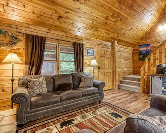 Sugar Bear Lodge, Hot Tub, Wifi, 560 Free Tickets Each Paid Day - Sevierville - Sala de estar