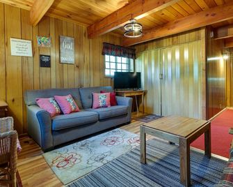 Hike, Bike and Golf Peaceful Cabin in Twain Harte! - Twain Harte - Obývací pokoj