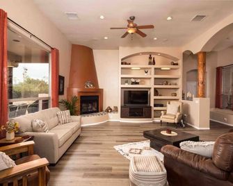 Stargazers Private Paradise with Pool and Hot Tub! - Rimrock - Living room