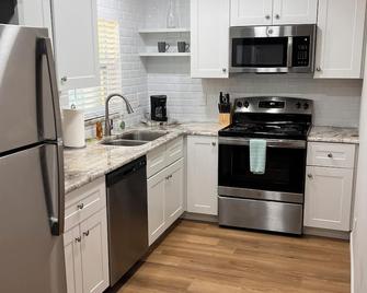 A Pleasant Surprise - near shops restaurants and beach - Vero Beach - Kitchen