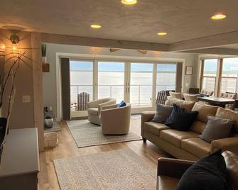 Hawks Nest - Edgerton - Living room