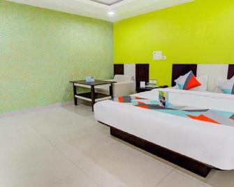 Chirom Hotel - Guwahati - Bedroom