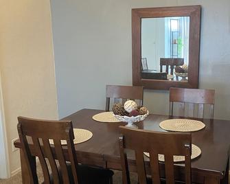 A game day getaway, 1.5 miles to Campus & NCED Conference Center! - Norman - Dining room