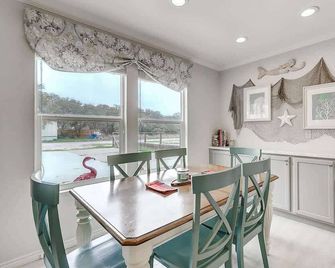 Sandy Beach Retreat - Rockport - Dining room