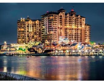 Sailors Cove Mins to the Beach Family Condo - Destin - Building