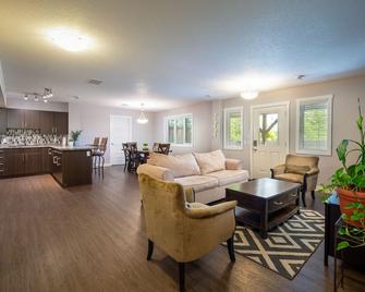 Muskeg Creek Suite - Athabasca - Вітальня