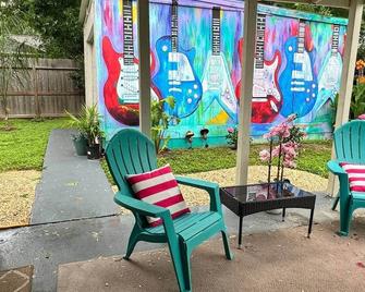 The Rockstar Retreat - Houston - Patio