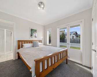 Te Kawa Cottage - Martinborough Holiday Home - Martinborough - Bedroom