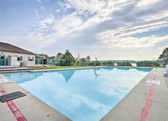 Family Home with Hot Tub, Close to Lake and Hiking! - Albrightsville - Pool