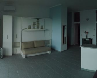 Between Lake And Sky. A Romantic And Elegant Nest With An Enchanting View - Stresa - Wohnzimmer