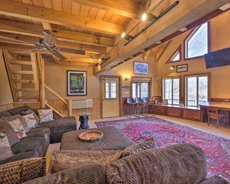 Serenity on the River Luxe Lewisburg Cabin! - Lewisburg - Living room