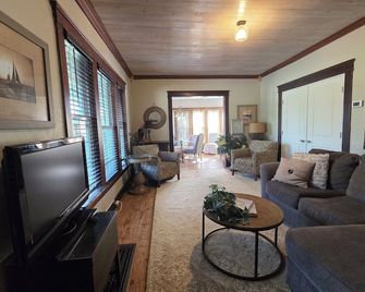 Beachfront Century Home Boasts A Million Dollar View - Lorain - Sala de estar