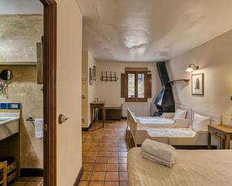 Room 'Mestral' with Shared Pool, Wi-Fi and Air Conditioning - Girona - Quarto
