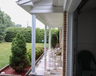 Cozy home for the weary traveler includes garage in the middle of Southwest VA. - Tazewell - Patio