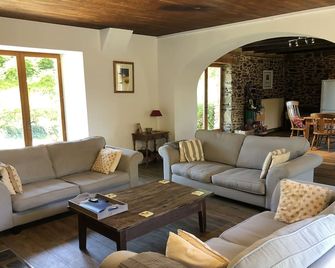 Farmhouse With Sole Use Of Private, Heated Pool In Peaceful, Rural Location - Sarrazac - Sala de estar