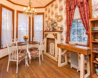 The Victorian Cottage at Creekside Camp & Cabins - Marble Falls - Jídelna