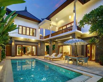 Desa Swan Villas & Spa, Keramas - Gianyar - Pool