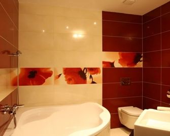 Tempus Club Garni Hotel - Bratislava - Bathroom