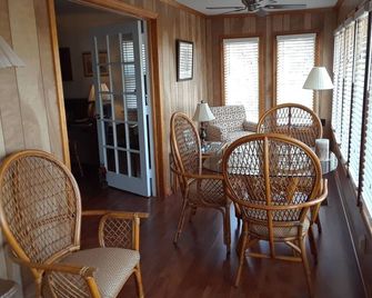 The Waterfield Place is a lovely 8 person home on 5 acres near the Outer Banks. - Powells Point - Comedor