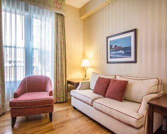 Quality Inn & Suites Downtown - Charlottetown - Living room