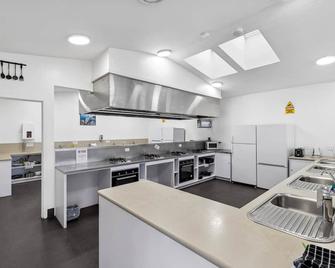 Hampshire Holiday Parks - Wanaka - Wanaka - Kitchen