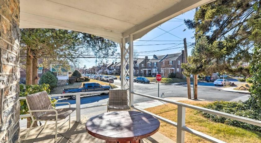 Yeadon Townhome w/ Porch, 7 Mi to Center City