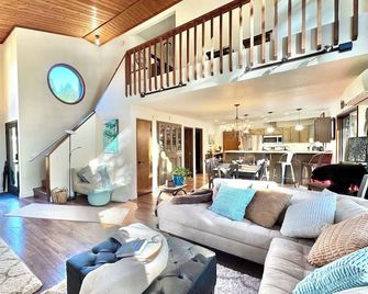 Redwoods On The River. Luxury Retreat With Beach Access! - Crescent City - Stue