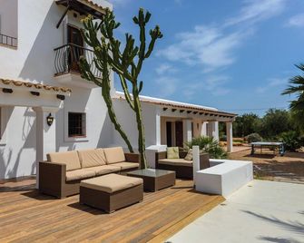 Beautiful Villa Can Cosmi with Wi-Fi, Pool, Terraces, Garden & Balcony; Parking Available - Santa Eulària des Riu - Patio