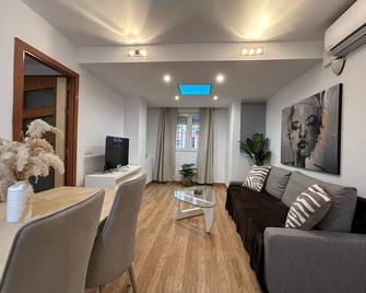 Lujo a tu alcance con spa y garaje, pleno centro - Huelva - Sala de estar