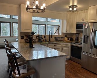 Relaxing Rustic ranch at Locust Lake! with beautiful views! Close to the Lake! - Pocono Pines - Kitchen