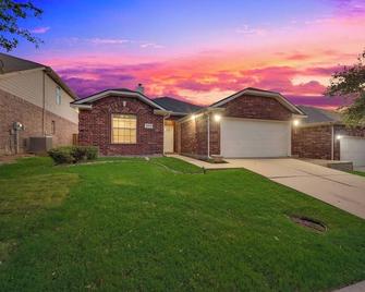 The CÔte Haven | A Luxury And Cozy Home Experience 3bd/2bath - Little Elm - Building
