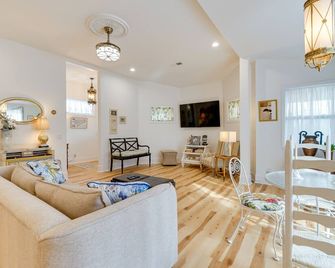 about 1 Mi to Dtwn Wilmington Home with Patio! - Wilmington - Living room