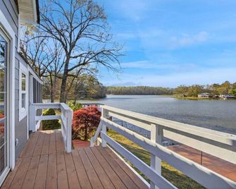 Lakefront Paradise w Private Dock & Stunning Views - Easley - Balkon