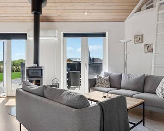 Four-Bedroom Holiday Home In Skjern - Skjern - Living room
