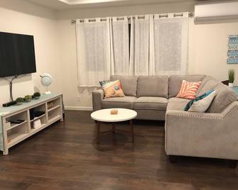 Private 3BR Air-conditioned Home, close to Hilo, Waterfalls Ocean, Volcano - Hawaiian Paradise Park - Living room