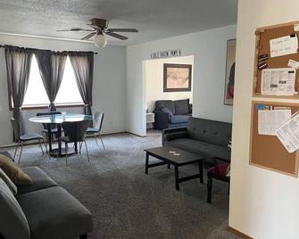 Charming 2-bedroom Condo with large driveway in Murphysboro sleeps up to10 - Murphysboro - Living room