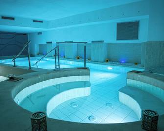 Artemide 'Fiore Club' B&b Suite Spa - Pontecagnano Faiano - Басейн