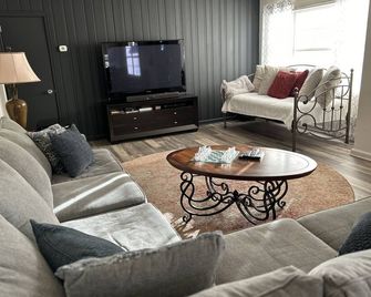 The Treasure House - Smyrna - Living room