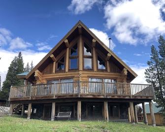 Cozy Custom Log Cabin Nestled within Mile High Estates - Logan Lake - Building